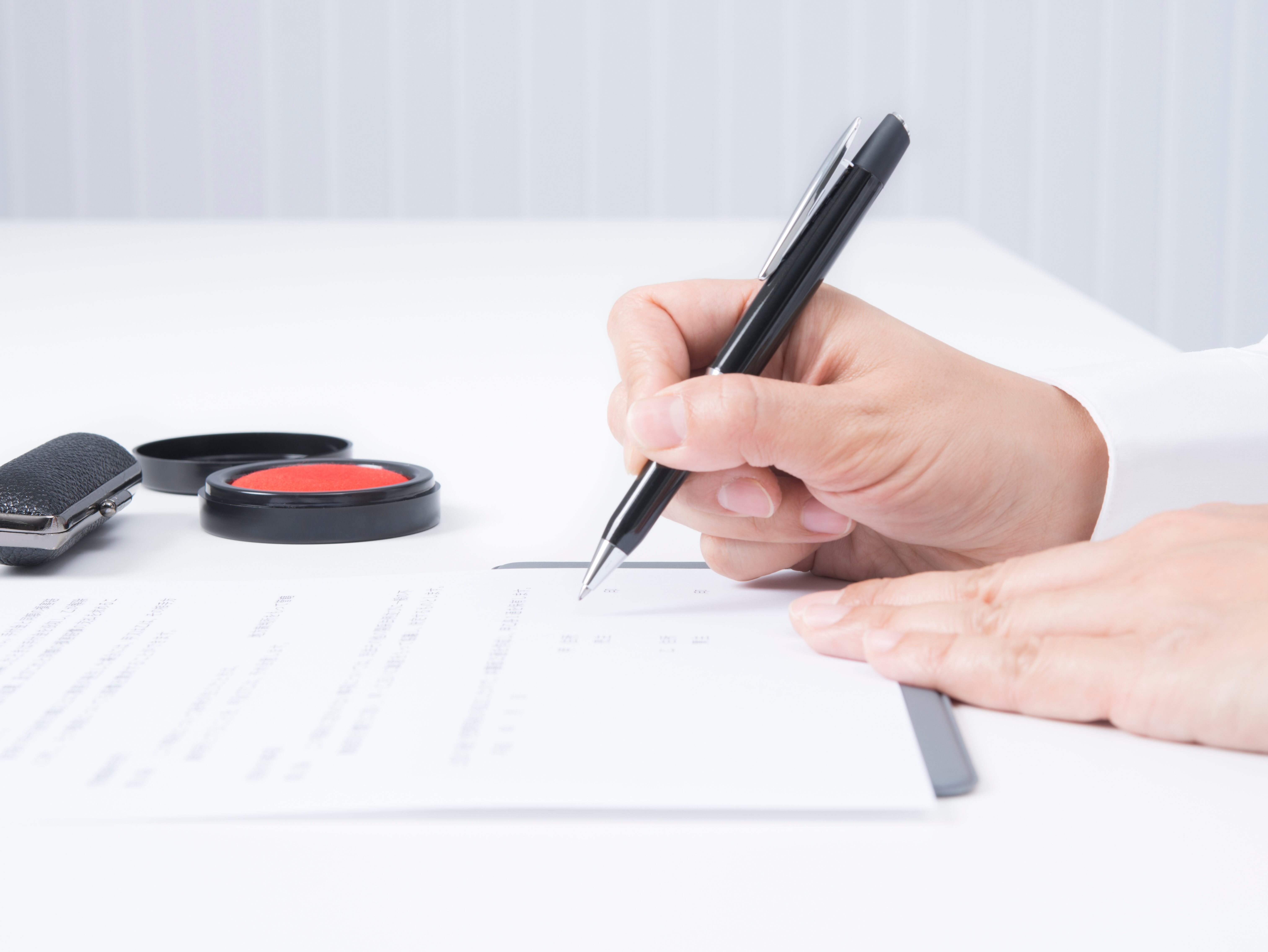 契約書にサインをする女性