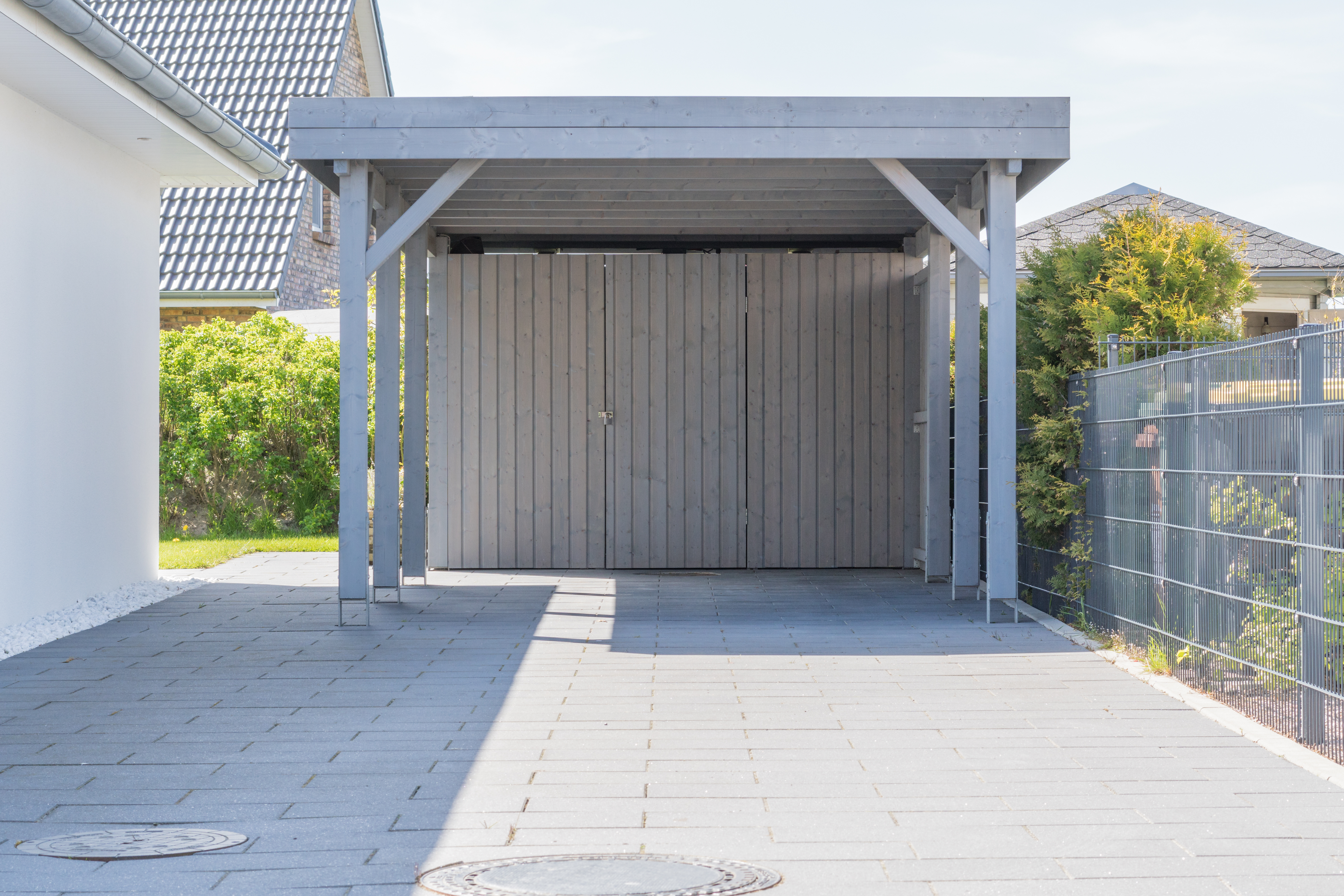 Carport in grau mit Einfahrt