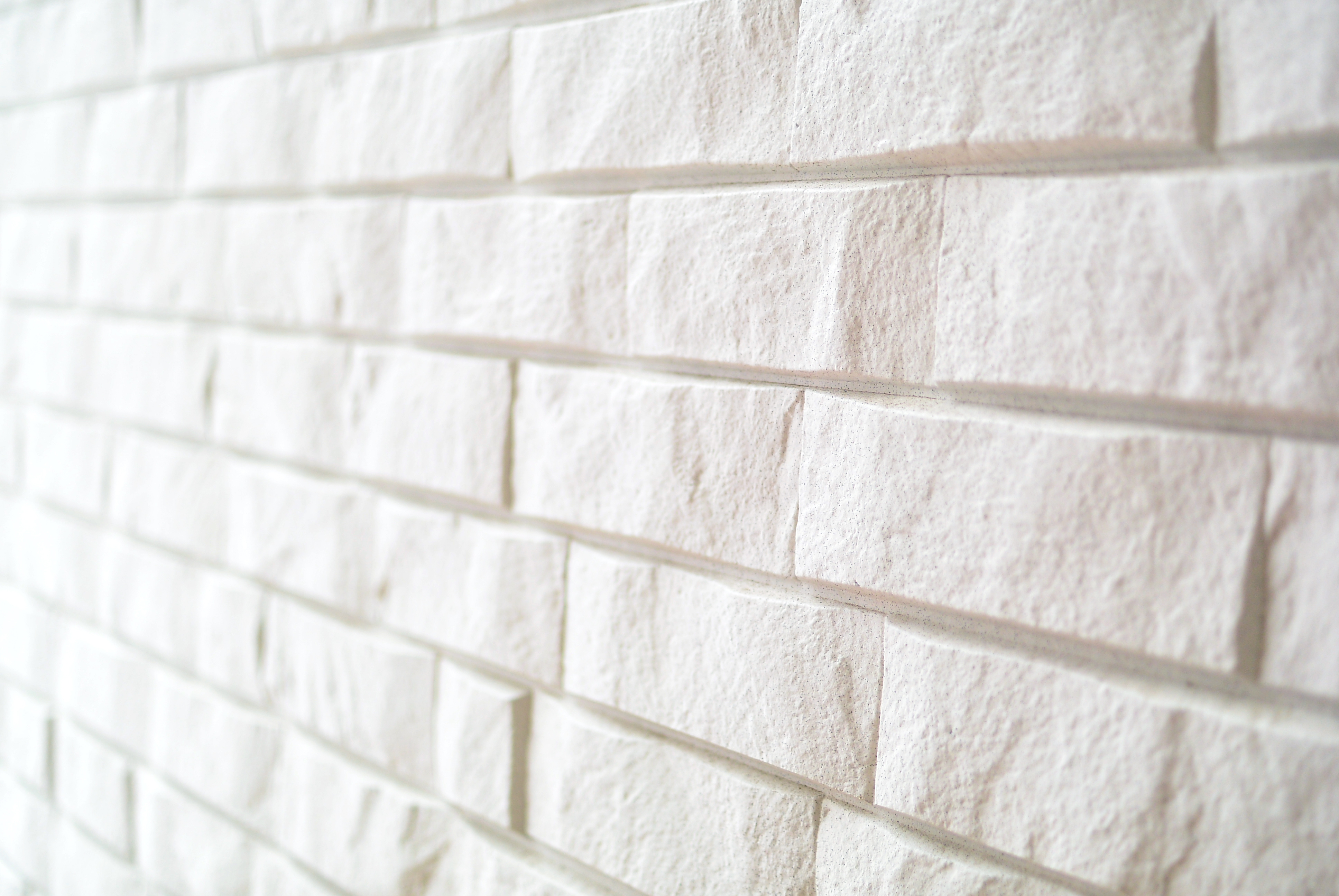 白いレンガ調の外壁